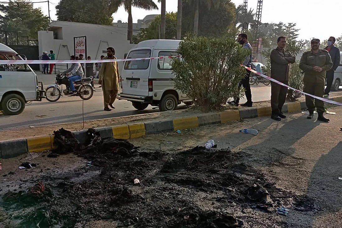 Uvinduimash's tweet photo. “Pakistani mob tortures Sri Lankan man to death, burns body for tearing up posters of radical Islamist party”

Just to say how COWARDLY they are, they needed an army with thousands of “im not sure whether we can call them men” to kill just one innocent man.
#shamepakistan #Shame https://t.co/BJxrCS9j74