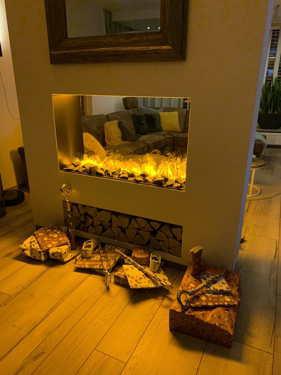 mario_kuiper's tweet photo. Sinter-oma heeft het even weer druk gehad, maar hoe geweldig is het dan om na een jaar waar het even niet kon alle kids weer papier trekkend in je eigen toko te hebben, top dag #sinterklaas #pakjesdag #genieten #zingen https://t.co/1pC8xFzHD8