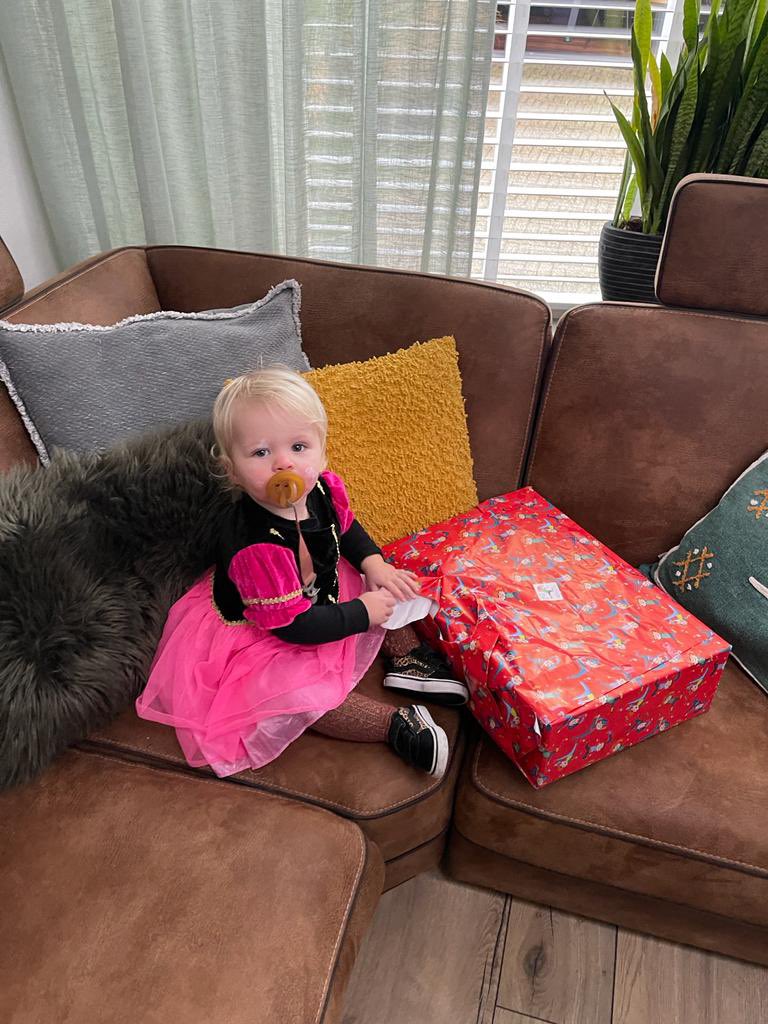 mario_kuiper's tweet photo. Sinter-oma heeft het even weer druk gehad, maar hoe geweldig is het dan om na een jaar waar het even niet kon alle kids weer papier trekkend in je eigen toko te hebben, top dag #sinterklaas #pakjesdag #genieten #zingen https://t.co/1pC8xFzHD8