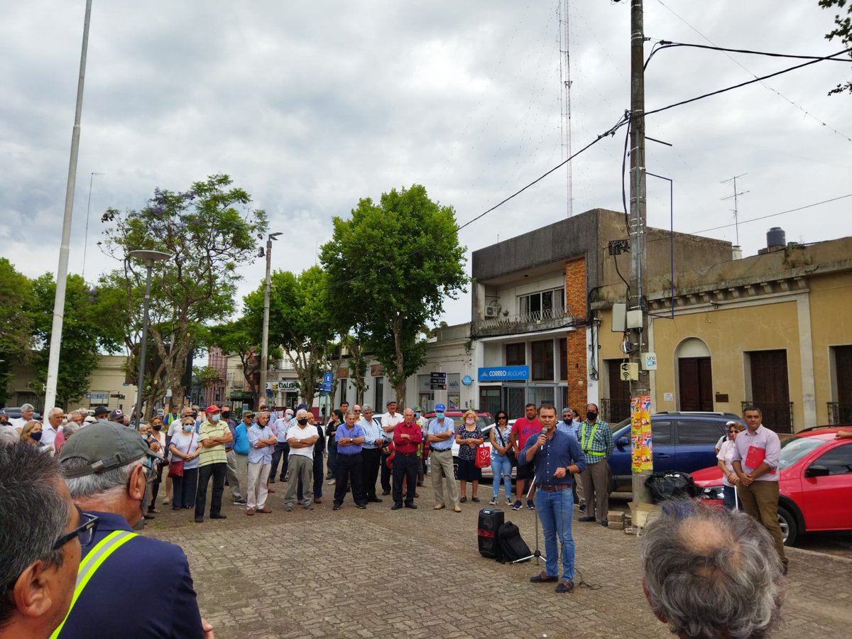 RodrigoAlberna3's tweet photo. Como cada sábado acompaño a los ex trabajadores de la construcción de Salto Grande, en espera de una respuesta del Presidente de la República, para su reparación económica. 
@Cabildo_UY #DiputadoAlbernaz #CabildoAbierto #LaLlaveDelCambio https://t.co/oCN36iGQCE