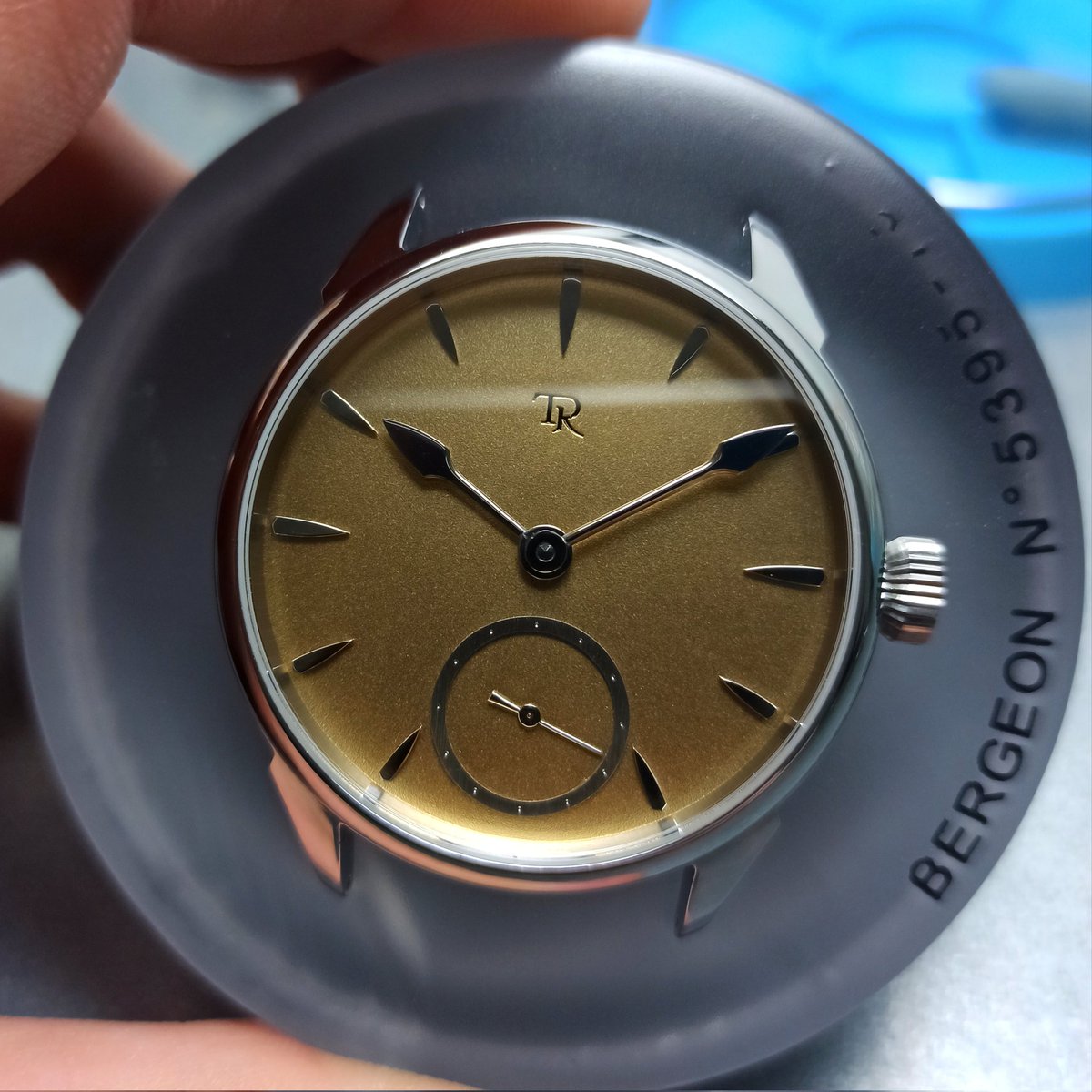 rashid15ing's tweet photo. Golden version of Arrow with its all handmade dial. Quick photo taken during the process
#arrowcollection #watch #hautehorlogerie #horlogerie #時計 #exclusive #handcraft #production #classic #uhren #montre #reloj #ساعاتي #stainlesssteel #independentwatchmaking #horology https://t.co/1bP60ayuUg