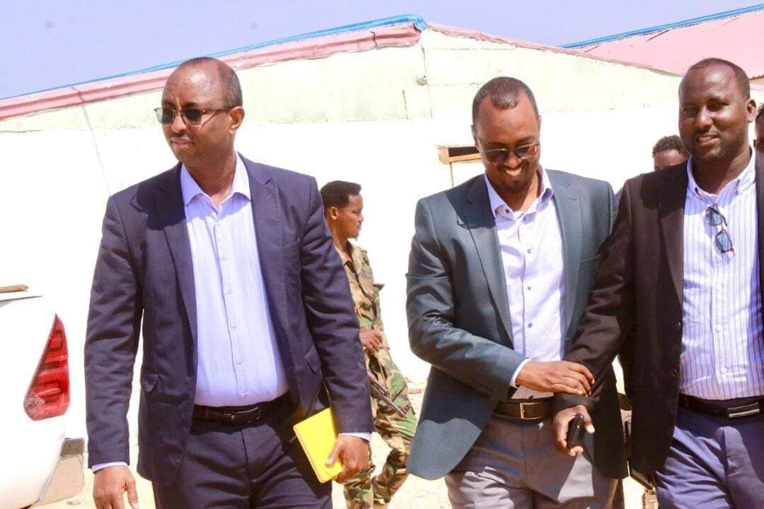 MOIFAD's tweet photo. Wasiirka Wasaaradda Arrimaha Gudaha Dowladda #Puntland 
mudane  @M_Dhabancad oo uu Wehlinayo Guddoomiyaha Degmada #Bosaaso ayaa kormeer ku tagay xerada lagu qaabilo Qaxootiga iyo dadka #Soomaaliyeed ee dib uga soo noqonaya Dalka #Yemen.
#Puntland  #Somalia https://t.co/jwbRnS19u6