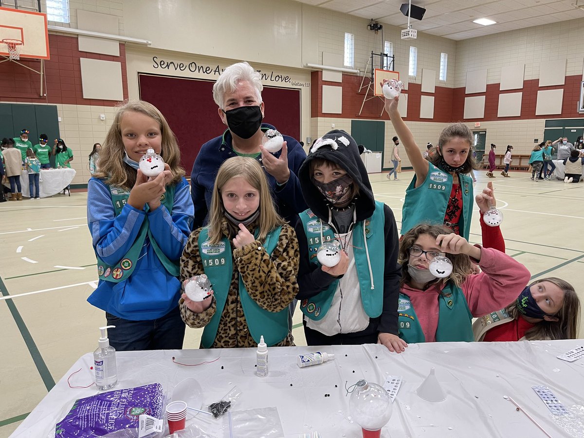 gsscmm's tweet photo. #ceogsscmm had the best day making ornaments with SU 639! Thank you for inviting me!! https://t.co/EYlpyDwDrW