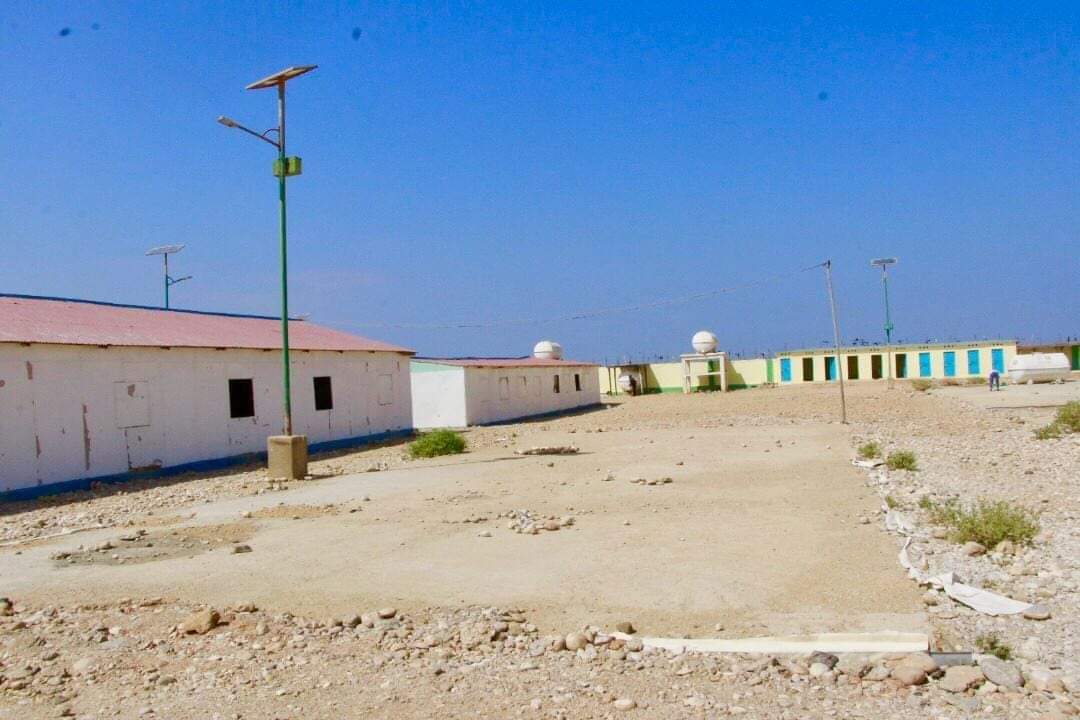 MOIFAD's tweet photo. Wasiirka Wasaaradda Arrimaha Gudaha Dowladda #Puntland 
mudane  @M_Dhabancad oo uu Wehlinayo Guddoomiyaha Degmada #Bosaaso ayaa kormeer ku tagay xerada lagu qaabilo Qaxootiga iyo dadka #Soomaaliyeed ee dib uga soo noqonaya Dalka #Yemen.
#Puntland  #Somalia https://t.co/jwbRnS19u6