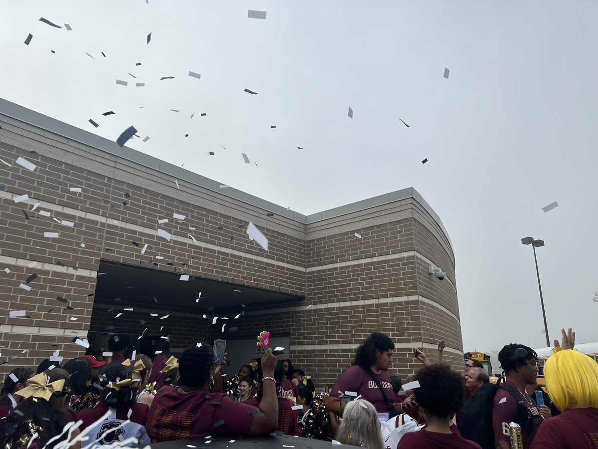 Agent_KellyD's tweet photo. Send off for the talented @SC_BulldogFB team. Headed to @RiceUniversity for round 4. Let’s do this! 🐾 #bulldognation #summercreek #humbleisd #communitymatters #agentkellyd https://t.co/IjBhdTt4FD