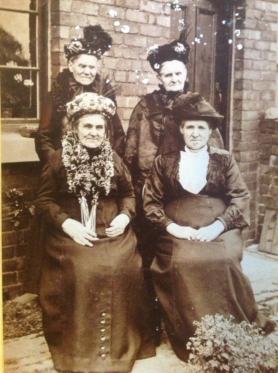 sibsandnibs's tweet photo. Trying to work out who is who among these four sisters. Are they dressed for a funeral? What year do you think this is? And what is their age order? https://t.co/5YY5tPsNMK