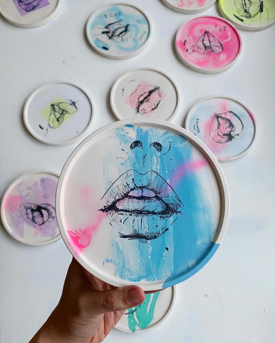beth_cub's tweet image. My #1xRUN collection just dropped! I made a collection of 15 handmade jesmonite plates, each a unique one-off, and three paper pieces all thinking about my experience of city life as a woman 👄👄👄 bit.ly/3rAKMG5