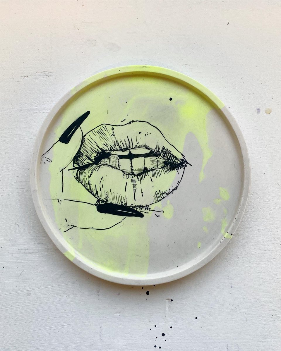 beth_cub's tweet image. My #1xRUN collection just dropped! I made a collection of 15 handmade jesmonite plates, each a unique one-off, and three paper pieces all thinking about my experience of city life as a woman 👄👄👄 bit.ly/3rAKMG5