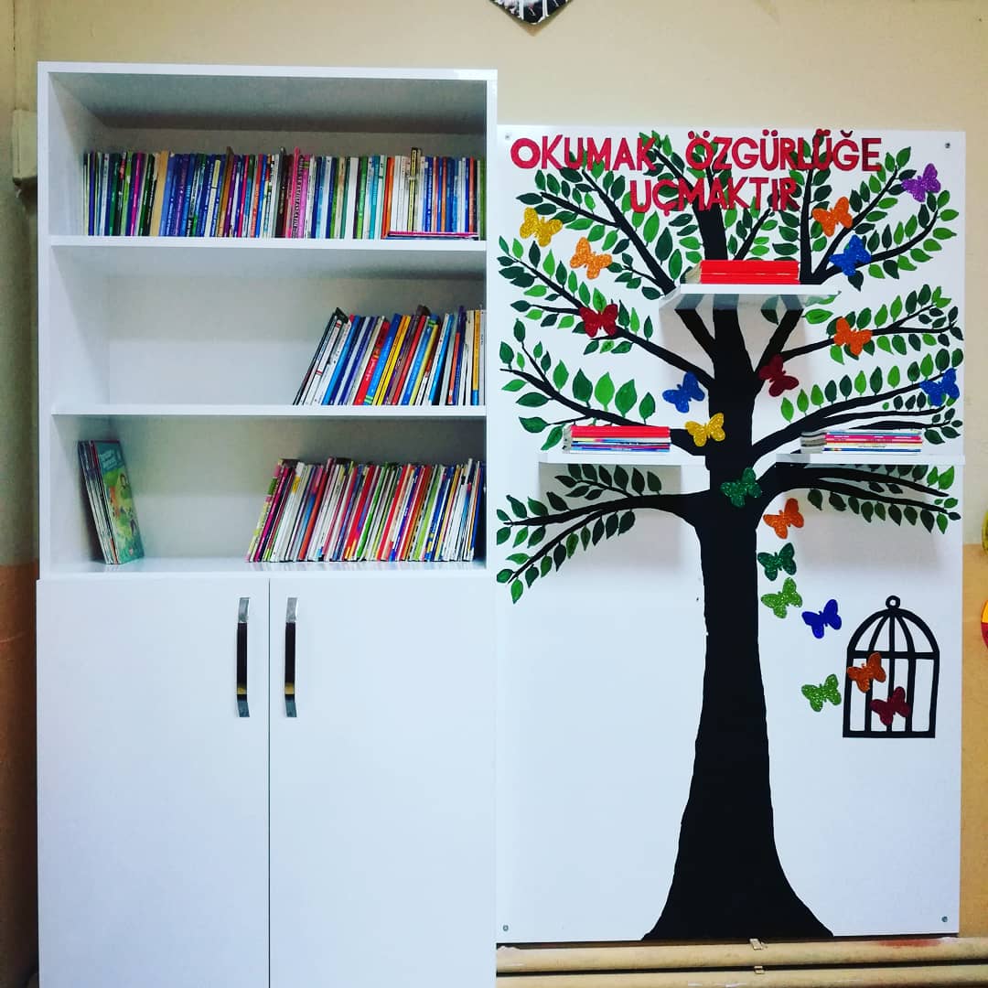 IlkokuluBahceli's tweet photo. Velimiz Gürkan COŞKUN'unun hediyesi kitaplığımızı renklendirmekte bizim işimiz 👩‍🎨🎨📚
"Okumak özgürlüğe uçmaktır" @tcmeb
@izmir_ilmem
@MucahitYentur
@dikili_mem
@UlusEkrem
@IlkokuluBahceli https://t.co/wPpBiMoscd