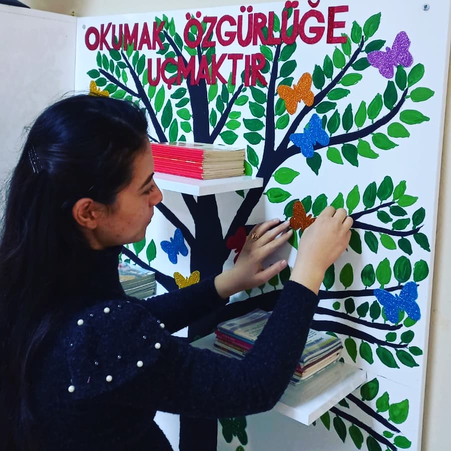 IlkokuluBahceli's tweet photo. Velimiz Gürkan COŞKUN'unun hediyesi kitaplığımızı renklendirmekte bizim işimiz 👩‍🎨🎨📚
"Okumak özgürlüğe uçmaktır" @tcmeb
@izmir_ilmem
@MucahitYentur
@dikili_mem
@UlusEkrem
@IlkokuluBahceli https://t.co/wPpBiMoscd