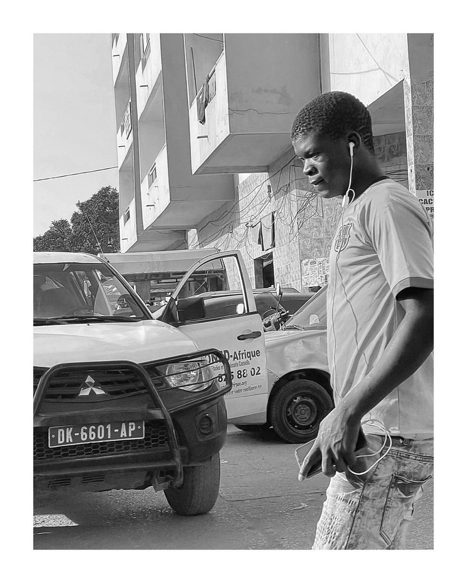Street Hustling 🛑⚠️⛔️

« Battery wey full go still low, battery wey
low go still full, our prayer be say make
charger no spoil »

#streetphotography #omt_street #hustle #seller #ckle #dakar #africa #man