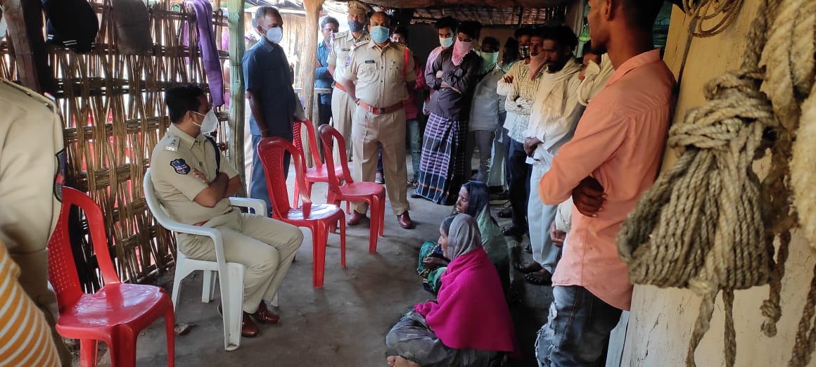 adilabad_sp's tweet photo. ఇచ్చోడ మం,గుండాలలో ఆకస్మికంగా పర్యటించి ప్రజలతో మాట్లాడి తాజా పరిస్థితులపై అరా తీసిన ఎస్పీ రాజేష్ చంద్ర. డ్యూటీలో ఉన్న పోలీసులను కలిసి మాట్లాడారు. ముల్తాని గ్రామాల్లోని పిల్లల చదువుల గురించి ఆరా తీసి,ప్రజలు ఉపాధి వైపు అడుగులు వేయాలన్నారు.
@TelanganaDGP @TelanganaCOPs @ASP_UTNOOR https://t.co/ivE4EKc5Zo
