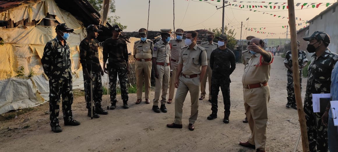 adilabad_sp's tweet photo. ఇచ్చోడ మం,గుండాలలో ఆకస్మికంగా పర్యటించి ప్రజలతో మాట్లాడి తాజా పరిస్థితులపై అరా తీసిన ఎస్పీ రాజేష్ చంద్ర. డ్యూటీలో ఉన్న పోలీసులను కలిసి మాట్లాడారు. ముల్తాని గ్రామాల్లోని పిల్లల చదువుల గురించి ఆరా తీసి,ప్రజలు ఉపాధి వైపు అడుగులు వేయాలన్నారు.
@TelanganaDGP @TelanganaCOPs @ASP_UTNOOR https://t.co/ivE4EKc5Zo