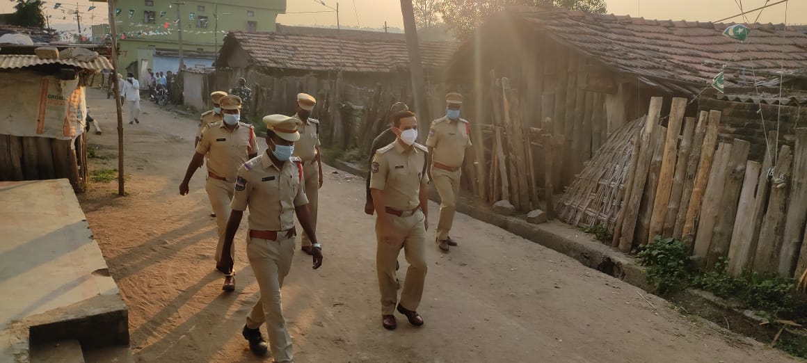 adilabad_sp's tweet photo. ఇచ్చోడ మం,గుండాలలో ఆకస్మికంగా పర్యటించి ప్రజలతో మాట్లాడి తాజా పరిస్థితులపై అరా తీసిన ఎస్పీ రాజేష్ చంద్ర. డ్యూటీలో ఉన్న పోలీసులను కలిసి మాట్లాడారు. ముల్తాని గ్రామాల్లోని పిల్లల చదువుల గురించి ఆరా తీసి,ప్రజలు ఉపాధి వైపు అడుగులు వేయాలన్నారు.
@TelanganaDGP @TelanganaCOPs @ASP_UTNOOR https://t.co/ivE4EKc5Zo