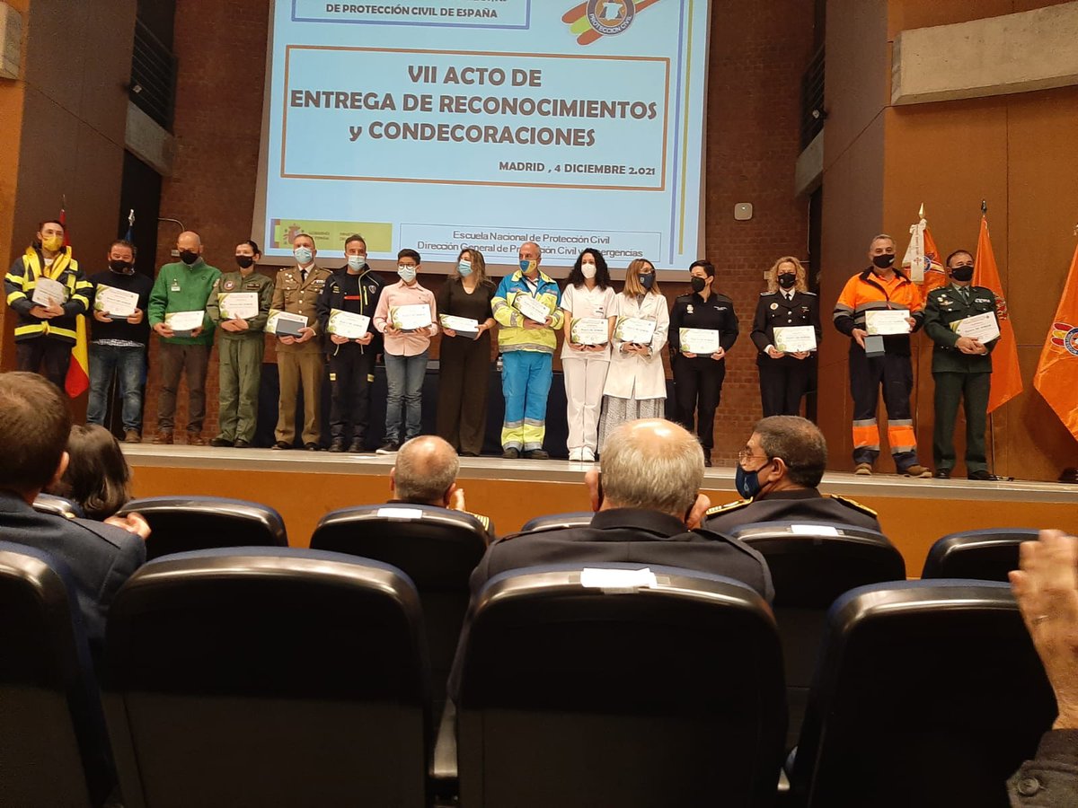 CarlosMndezAlo1's tweet photo. Agradecer a la ASOCIACIÓN NACIONAL DE AGRUPACIONES VOLUNTARIOS DE PROTECCIÓN CIVIL esta placa de honor en reconocimiento a todos los sanitarios de España por la disponibilidad y servicios prestados durante la pandemia. https://t.co/G9zreeZ71j