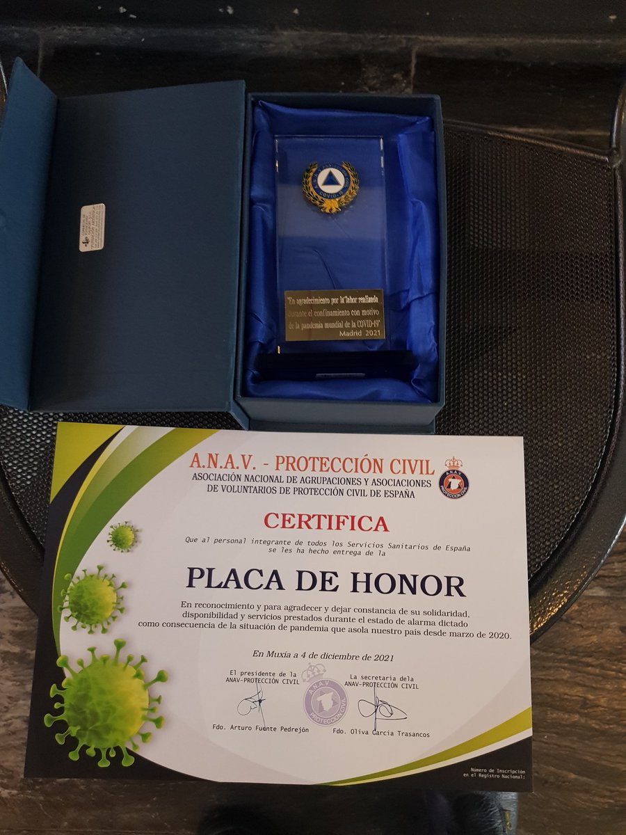 CarlosMndezAlo1's tweet photo. Agradecer a la ASOCIACIÓN NACIONAL DE AGRUPACIONES VOLUNTARIOS DE PROTECCIÓN CIVIL esta placa de honor en reconocimiento a todos los sanitarios de España por la disponibilidad y servicios prestados durante la pandemia. https://t.co/G9zreeZ71j