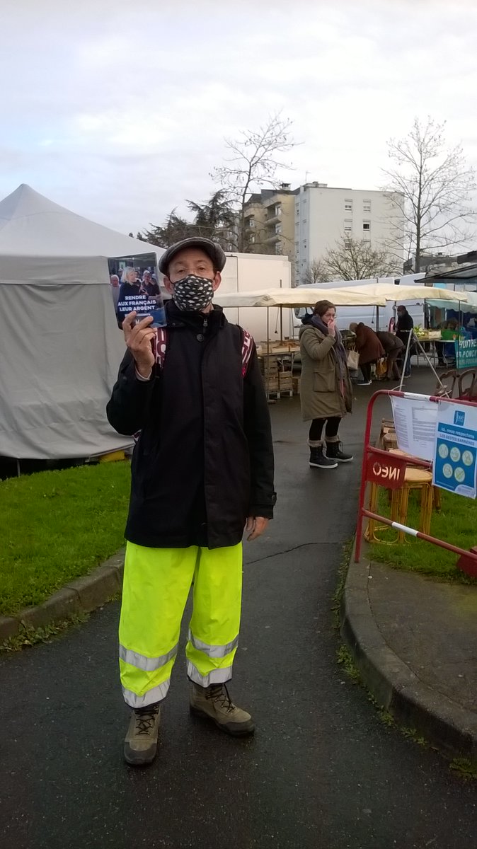 JeanGuyProtin's tweet photo. Ce 4 décembre,sous la pluie,tractage et collage à Joué-les-Tours.(37). Marine Présidente!@MLP_officiel #Elysee2022 . https://t.co/UXwJL7Fh5v
