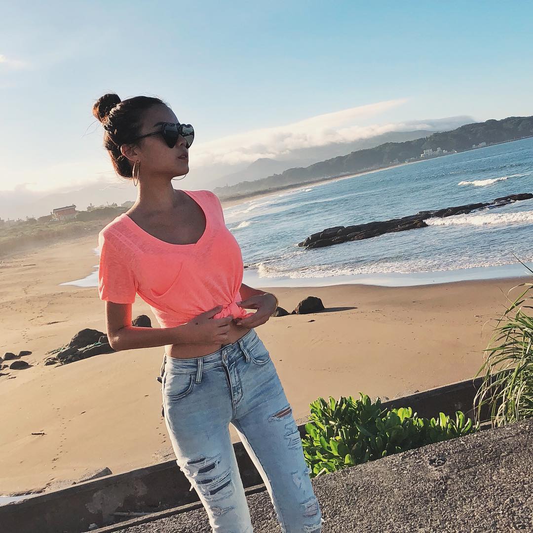 eeddum's tweet image. Blow the sea breeze when you are in a bad mood and watch the sunset. I think this is also a romantic thing