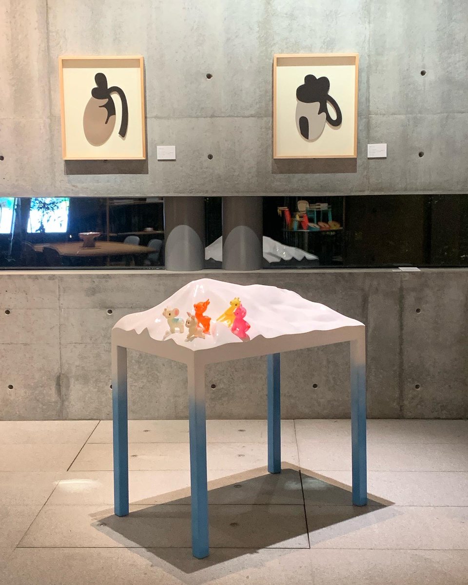 yuyamada_method's tweet photo. 設営終了。明日よりS&amp;O DESIGNの事務所が年末まで21_21 DESIGN SIGHT GALLERY 3へ移転となり、清水さんの席も設けております。展示も、初期の名作「チューチューシェード」からワタクシの私物「山脈テーブル - 希望峰」、干支が一回りしても全く色褪せないどころか、今でも明らかに存在感のおかしい↓ https://t.co/nEHwPe0Jkd