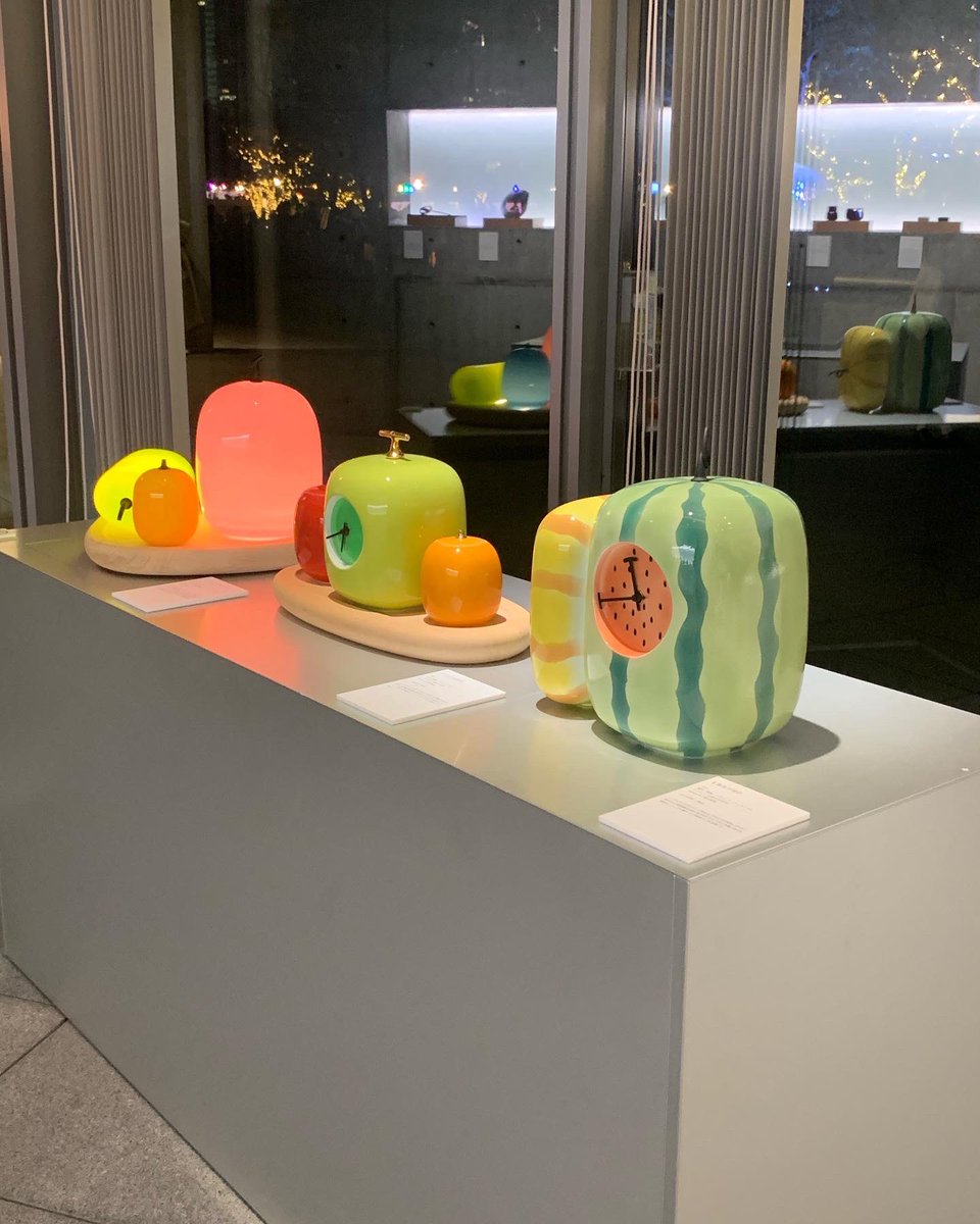yuyamada_method's tweet photo. 「髷貯金箱」、代表作「鏡の髪型」や「フルーツ」のシリーズ(鏡は新作も)、そして本人曰く「シン・ふつう」(何だそれ苦笑)なデザインの、近年発表された家具たち、小物や書籍、さらにはチョコまで取り揃え、もうお腹いっぱいな大回顧展的な内容です。ぜひこちらも脚をお運び下さいませー！ https://t.co/eyu8hfkFKo