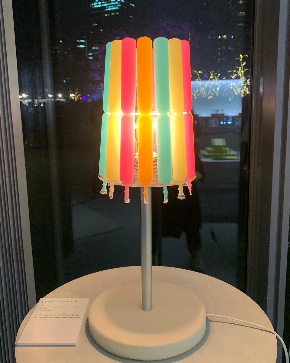 yuyamada_method's tweet photo. 「髷貯金箱」、代表作「鏡の髪型」や「フルーツ」のシリーズ(鏡は新作も)、そして本人曰く「シン・ふつう」(何だそれ苦笑)なデザインの、近年発表された家具たち、小物や書籍、さらにはチョコまで取り揃え、もうお腹いっぱいな大回顧展的な内容です。ぜひこちらも脚をお運び下さいませー！ https://t.co/eyu8hfkFKo