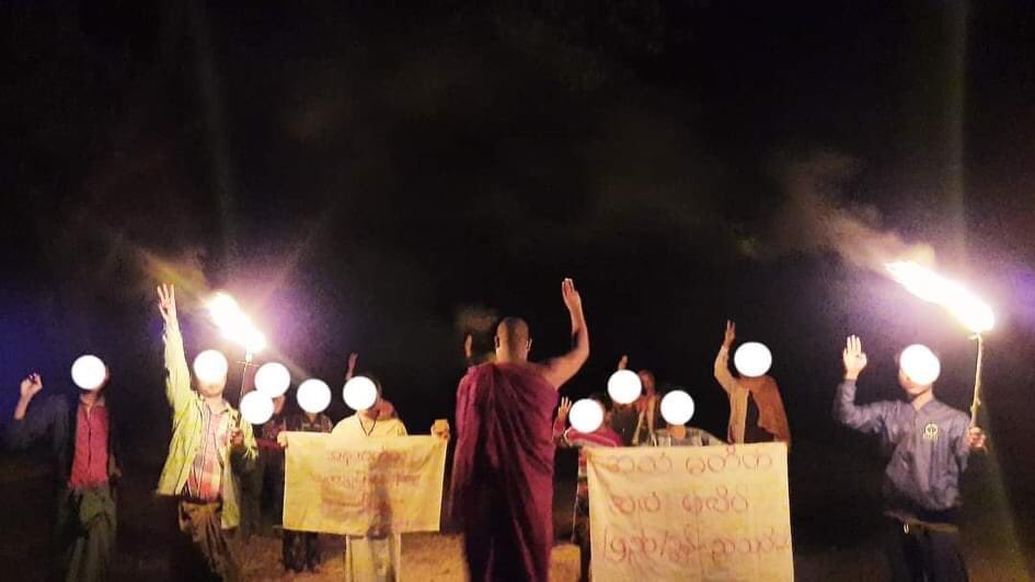 december132021's tweet photo. Regular night strike to overthrow the military regime by Buddhist monk and locals from #PyiGyiDagon township, Mandalay.(Dec 4)

#WarCrimesOfJunta
#Dec4Coup 
#WhatsHappeningInMyanmar https://t.co/oTHYYOdImv