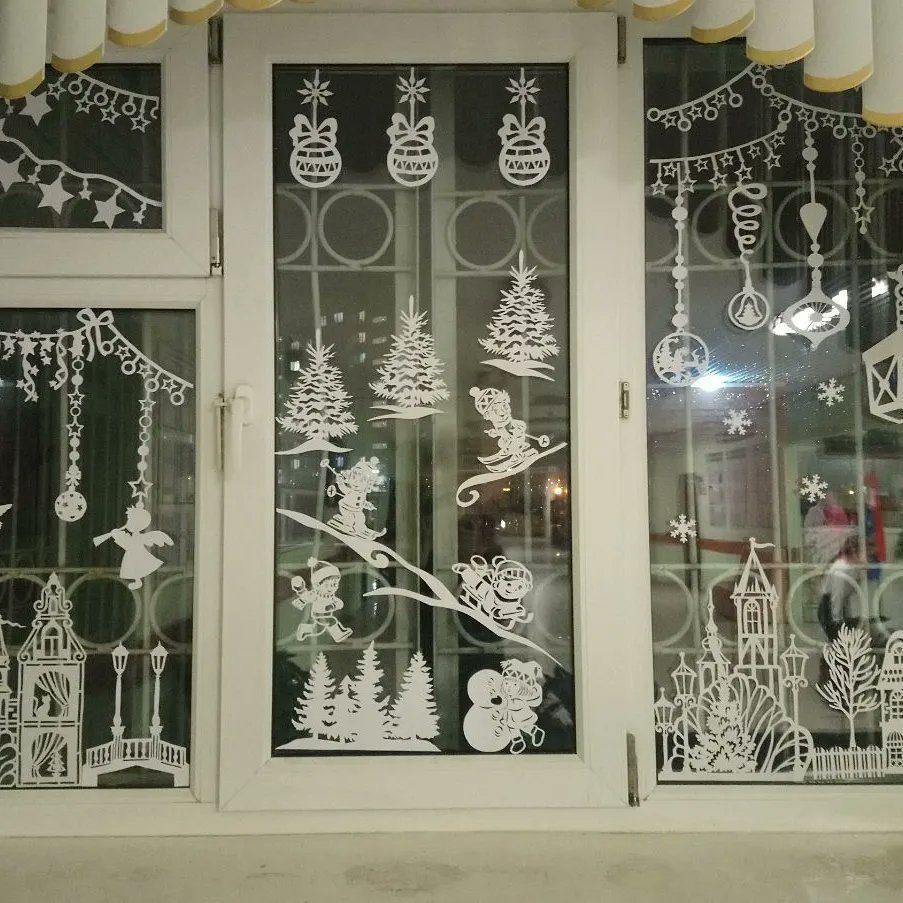 #мбушкола93 готовится к новогодним праздникам!!! На окнах одного из кабинетов ожили сюжеты любимой сказки. Узнали?! 
Пусть в этом году Морозко за добрые поступки одарит вас хорошими подарками.