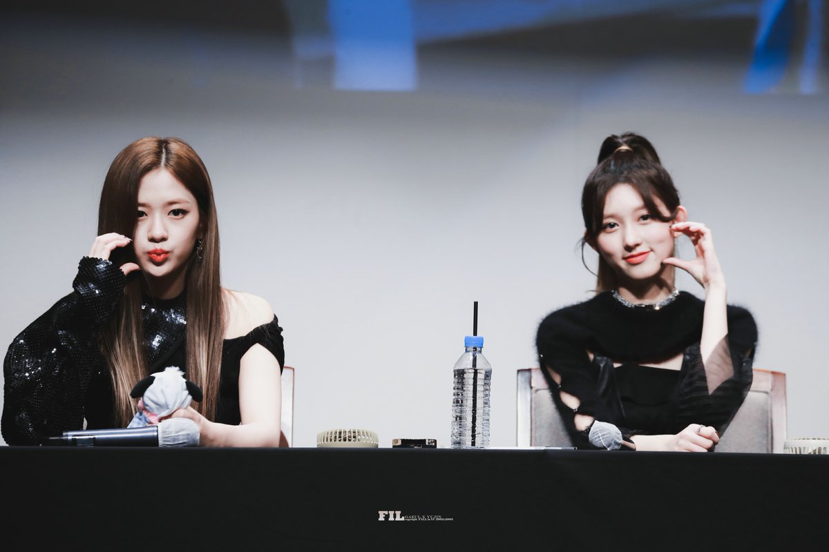 FIL_0203's tweet photo. 211203 대면팬싸

🥰🥰🥰

#아이브 #IVE
#유진 #YUJIN
#가을 #GAEUL https://t.co/ZXX4vtz9ny