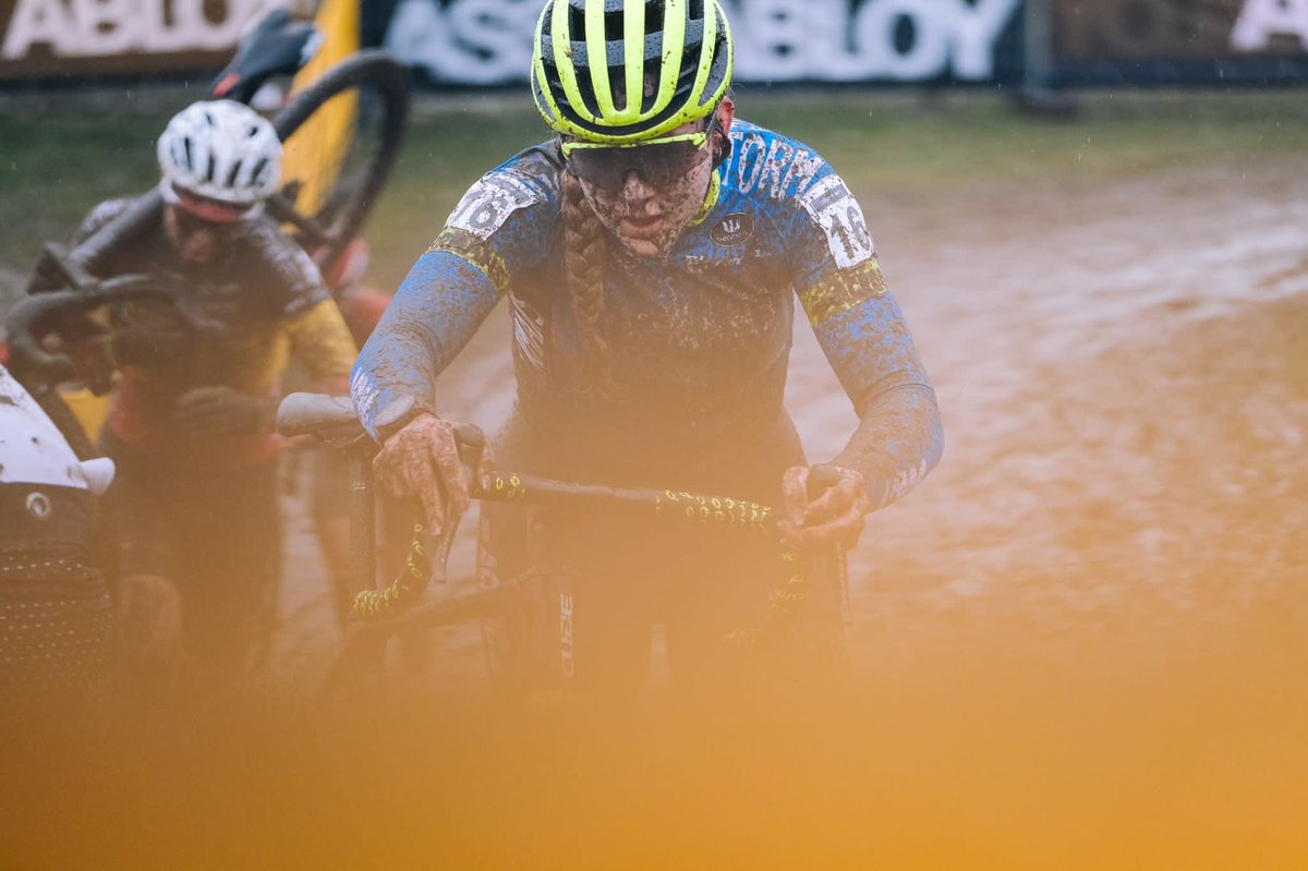 CharLiegeois_CX's tweet photo. #SPBoom 

Our young girls are impressive on the very demanding circuit in Boom!

@Backstedt_Zoe is currently racing in 8️⃣th position, @MarieSchreibe15 in 1️⃣4️⃣th position!

📸 @cyclingmedia_ag https://t.co/wwLT29BuZo