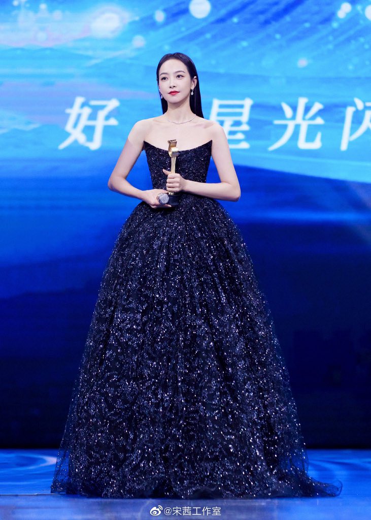 VlCSONG's tweet photo. @HOGWARTSxMUORE As she heard her name, she nervously stepped on the stage, taking the microphone. She took a deep breath before calming herself down, starting her speech, "Good evening, students. I'm Cho Chang, you guys usually call me prof cho or prof mom." She chuckled. https://t.co/qGsjrkcAe0