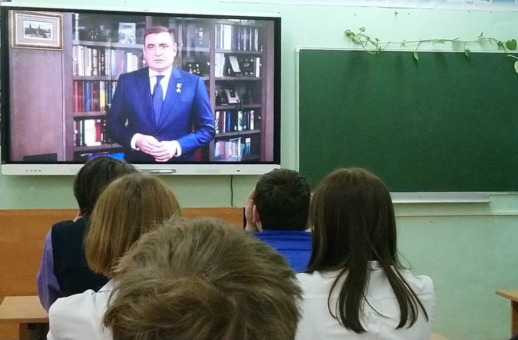 <a href="/Tularegion71/">Правительство ТО</a> В Плавской школе № 1 имени дважды Героя Советского Союза Бориса Сафонова прошел урок мужества «Тульский рубеж». 
Перед началом трансляции Урока Мужества Алешина Г.И. передала в дар школе экземпляр Книги Памяти «Шагнувшие в бессмертие»