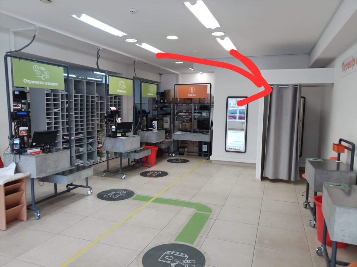 AUsunov's tweet photo. Das hier ist ein Postamt in Kiev.
Mit einer Umkleidekabine damit man Kleidung beim "Onlineshopping"gleich probieren und zurückschicken kann.
#capitalsim https://t.co/bw0LpMfo1q