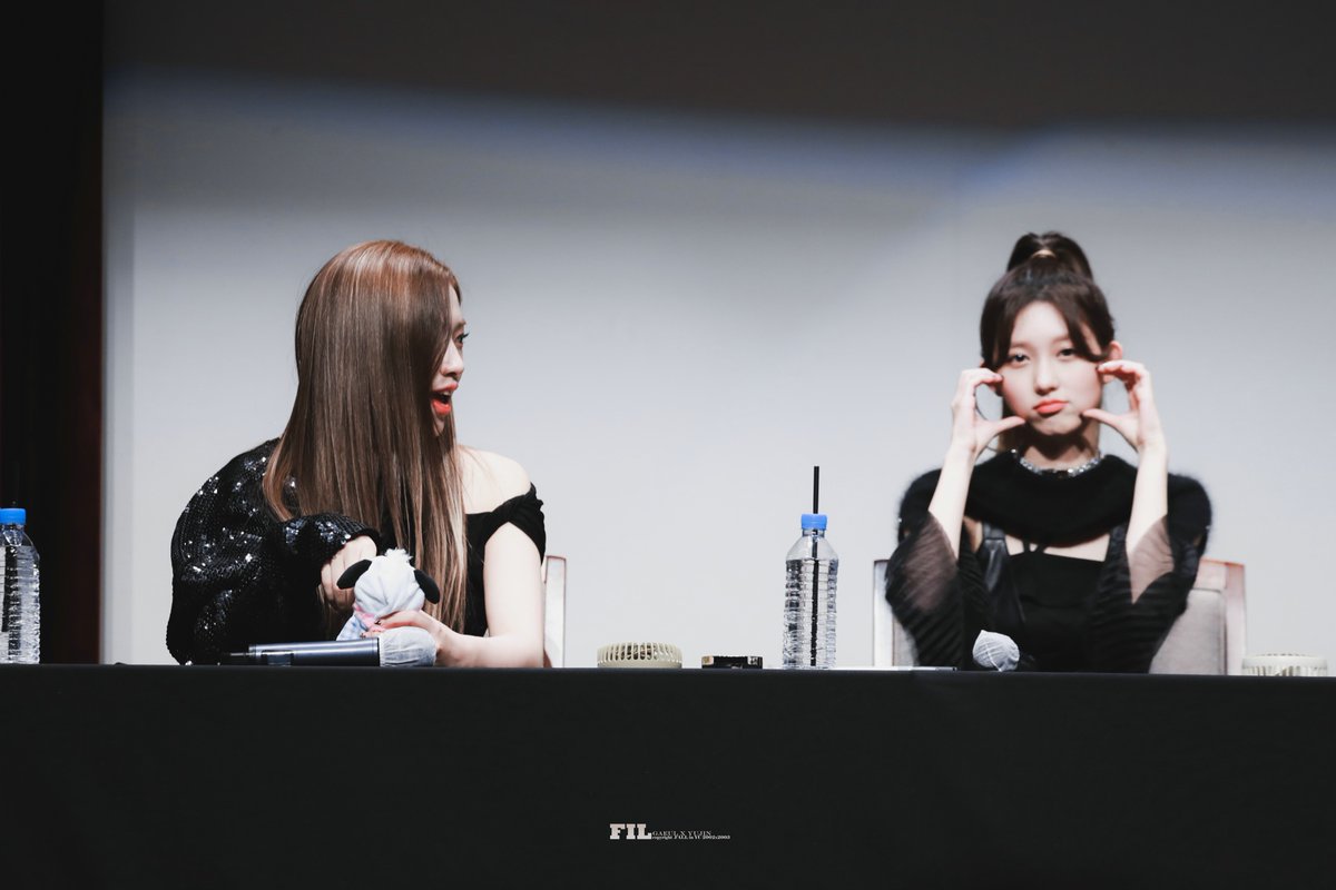 FIL_0203's tweet photo. 211203 대면팬싸

🥰🥰🥰

#아이브 #IVE
#유진 #YUJIN
#가을 #GAEUL https://t.co/ZXX4vtz9ny