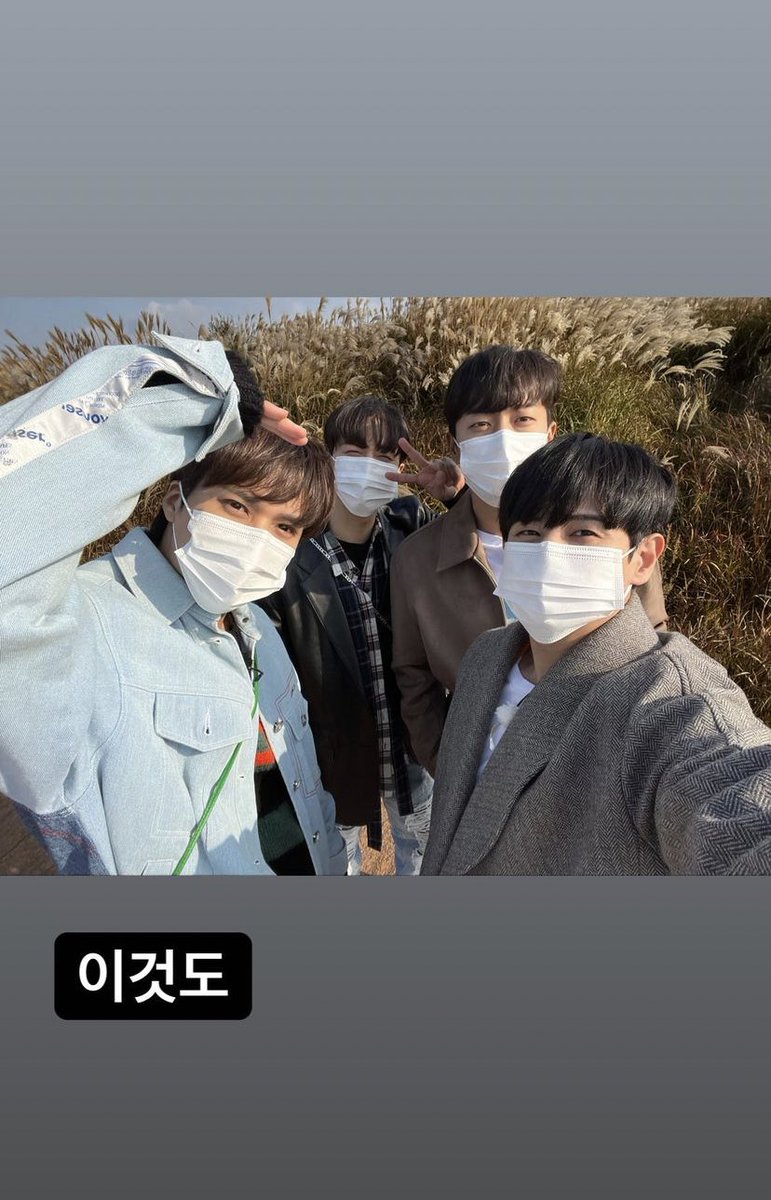Yoseob’s instagram story update ♡

"I’m looking for a photo that everyone came out well but gikwang looks all the same”

“This too”

“This too”

“This too” (cont.)

#하이라이트 #윤두준 #양요섭 #이기광 #손동운