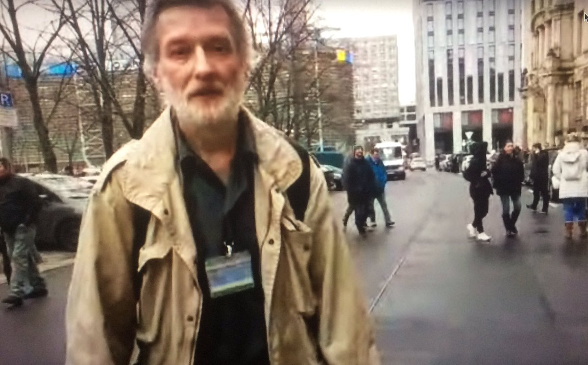 „Zeig immer deinen Presseausweis, dann lassen die dich durch“ die beiden Streamer*innen Jess und Boris (IKB ungelogen) führen weiterhin den Demonstrationszug in der Nähe des Alexanderplatz an. Jess sagt den Teilnehmer*innen, man solle sich an der Weltzeituhr treffen. #b0412