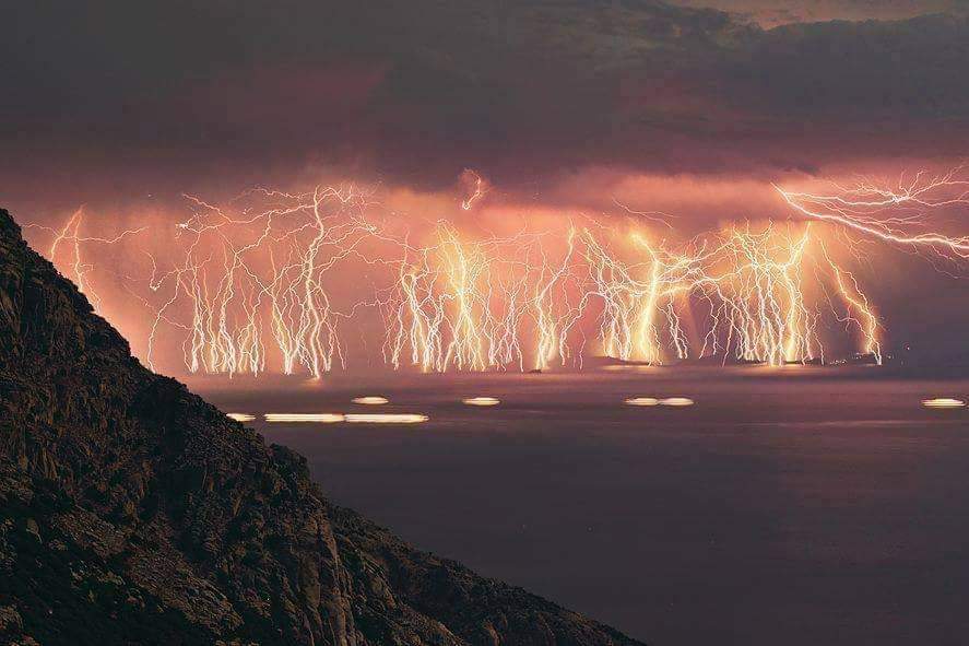 Michaels11MM's tweet photo. هناك نوع من الصواعق الرعدية يدعى صواعق (كاتاتومبو Catatumbo) لا يحدث إلا بمكان واحد على الأرض، تستمر 140 إلى 160 ليلة في السنة لمدة 10 ساعات باليوم أكثر من 280 مرة بالساعة وتعتبر أكبر مولد للأوزون في العالم. تحدث هذه الصواعق في فنزويلا وتتفرغ بالكامل في بحيرة ماراكايبو Maracaibo https://t.co/UR6gMwhW53