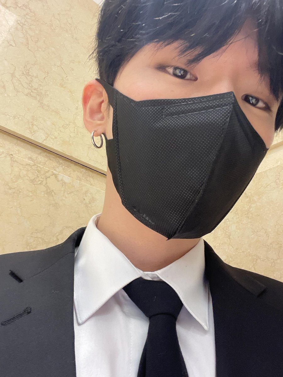 darimonstax's tweet image. [U] - 211204 🐹

hoihoit
lagi ngapain
ada apa dengan jas??
Bang Jungwan akhirnya menikah
terus aku pergi kesana dan nyanyiin lagu pernikahan
aku nyanyiin lagu "White love"
tapi liriknya diubah dikit
Bang Shownu juga kesana bareng