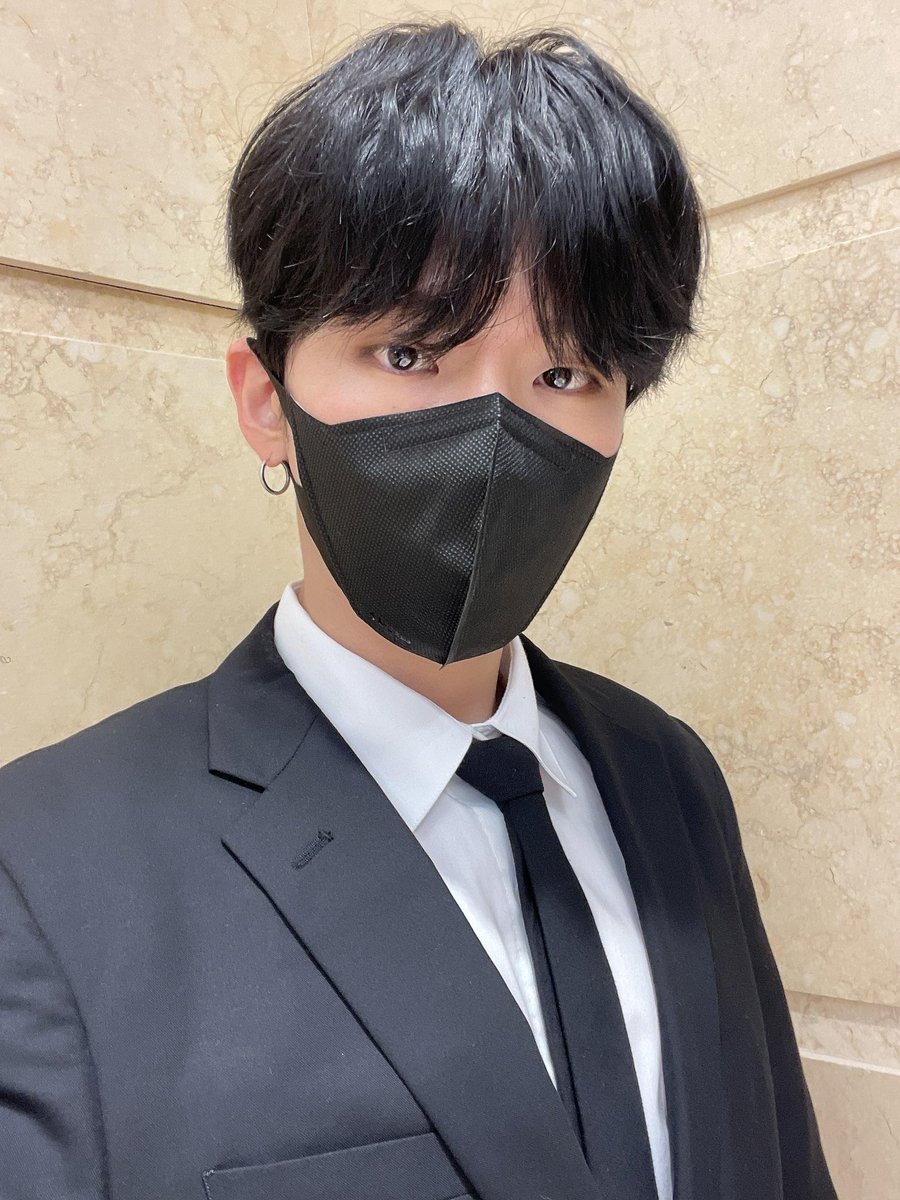 darimonstax's tweet image. [U] - 211204 🐹

hoihoit
lagi ngapain
ada apa dengan jas??
Bang Jungwan akhirnya menikah
terus aku pergi kesana dan nyanyiin lagu pernikahan
aku nyanyiin lagu "White love"
tapi liriknya diubah dikit
Bang Shownu juga kesana bareng