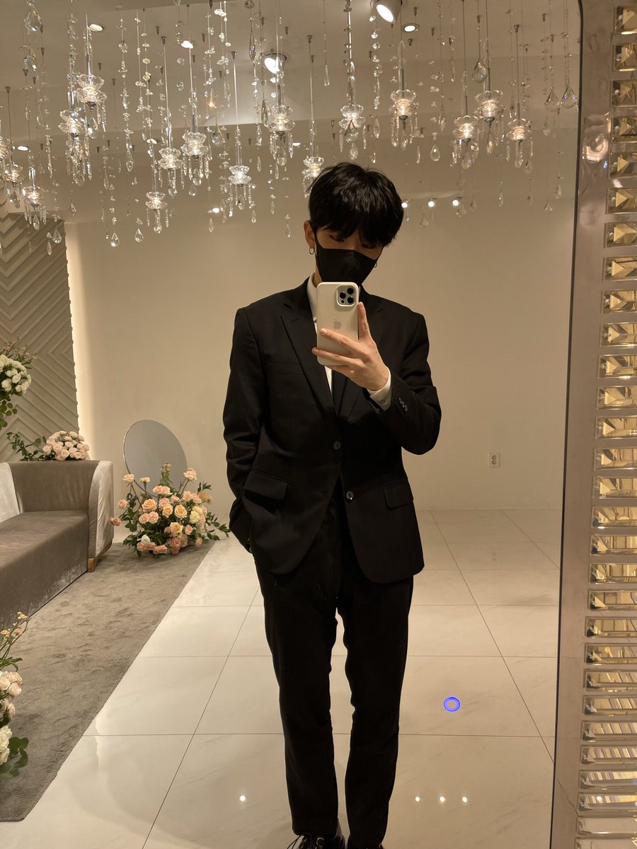 darimonstax's tweet image. [U] - 211204 🐹

hoihoit
lagi ngapain
ada apa dengan jas??
Bang Jungwan akhirnya menikah
terus aku pergi kesana dan nyanyiin lagu pernikahan
aku nyanyiin lagu "White love"
tapi liriknya diubah dikit
Bang Shownu juga kesana bareng