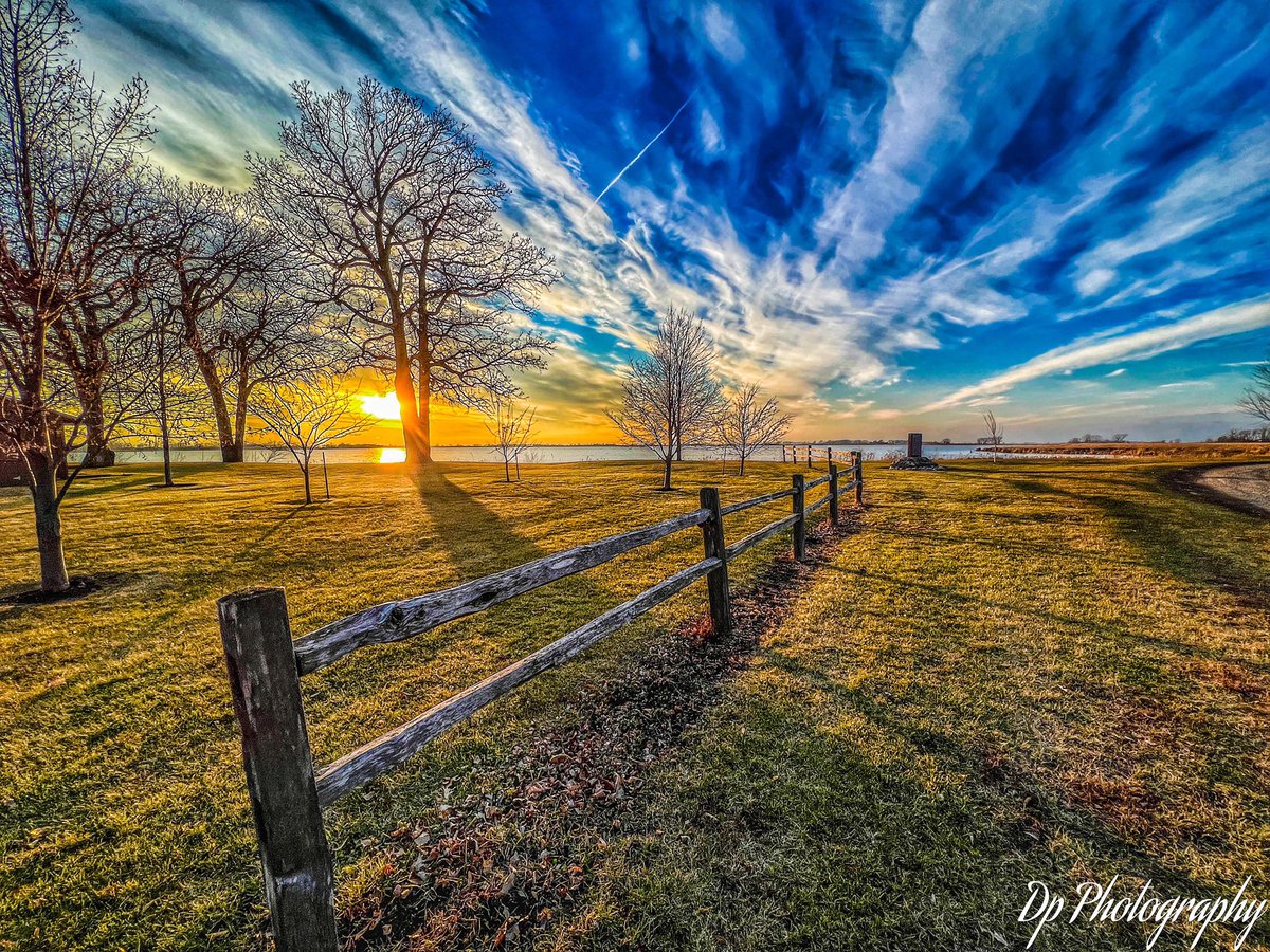 mark_tarello's tweet photo. WOW! Stunning sunset seen Friday night from Minnesota Lake, MN. Photo courtesy of David Paal. #Sunset #MNwx https://t.co/tZ19x1WA7U