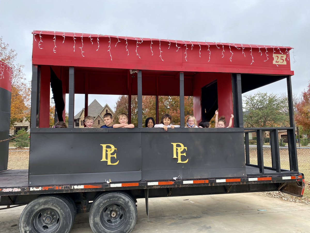 GESWhite0's tweet photo. “There’s no greater gift than friendship” - polar express! Thanks so much @ges_pta dad’s club for this awesome float! 
These pictures capture friendships that have grown &amp; a community we built in our class!🚂❤️⭐️ #GESshineon @EarlyGcisd https://t.co/rQWu9rKQJ4