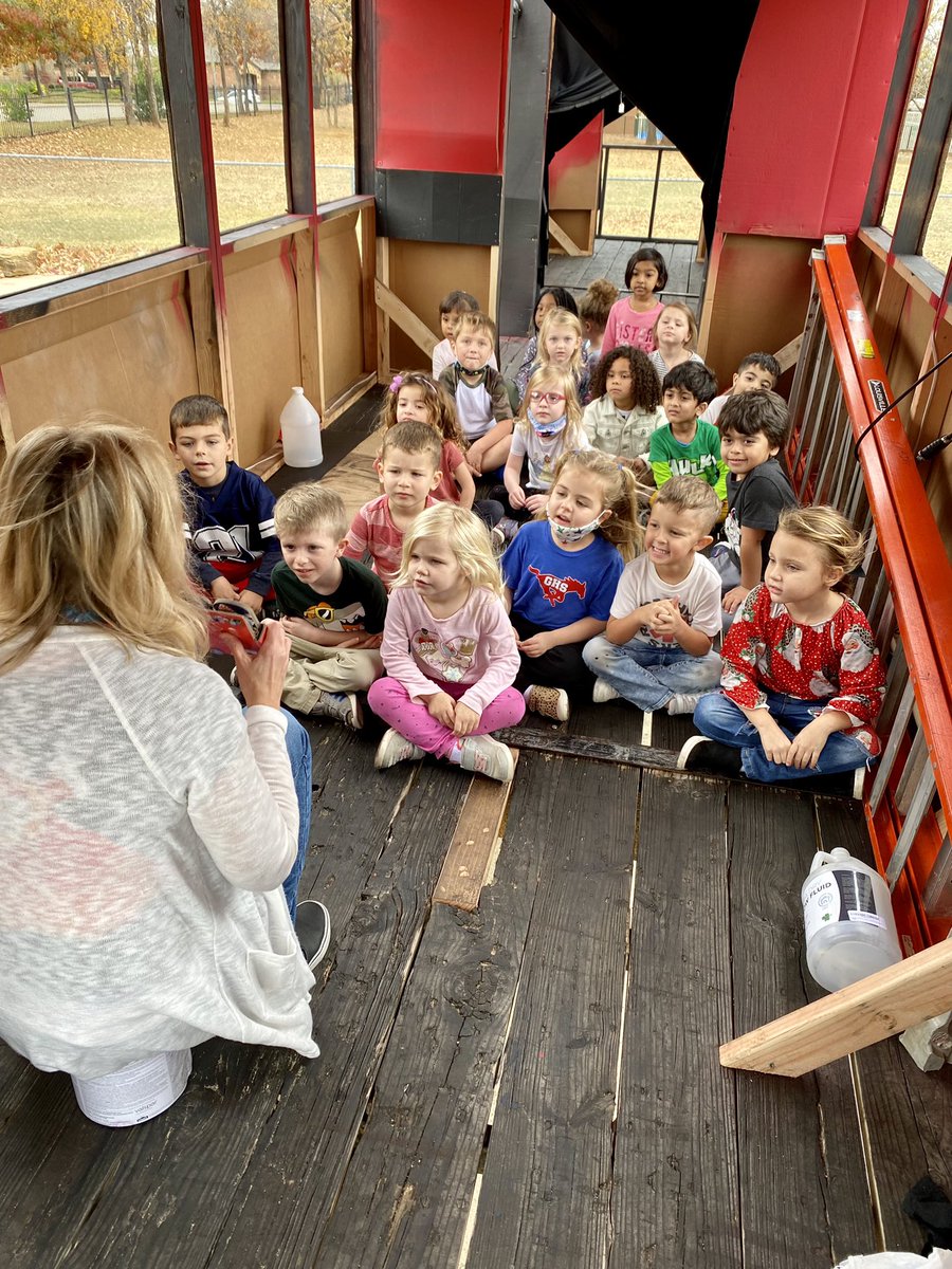 GESWhite0's tweet photo. “There’s no greater gift than friendship” - polar express! Thanks so much @ges_pta dad’s club for this awesome float! 
These pictures capture friendships that have grown &amp; a community we built in our class!🚂❤️⭐️ #GESshineon @EarlyGcisd https://t.co/rQWu9rKQJ4
