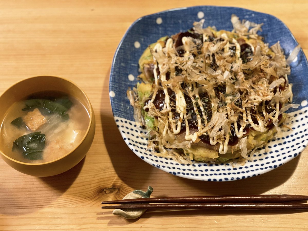 こんばんは♪ 今日のお夕飯は (*｣´□`)｣ 🍀お好み焼き コスパ落とすため小麦粉と重曹で焼いてみた(º∀º*) 土曜日の夜楽しんでね🤍