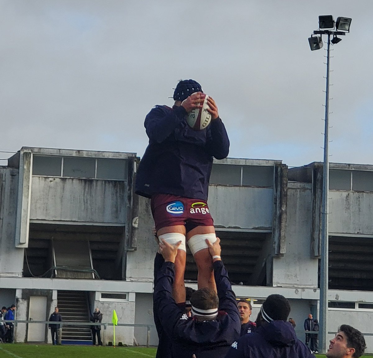 Préparation des UBB Espoirs. Le public commence à arriver pour les soutenir face au RC Narbonne, au stade André MOGA, Bègles. Sous un rayon de soleil.
Bon match à eux, à vous.