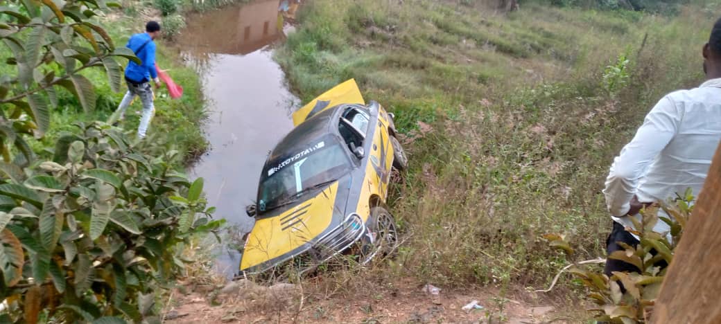 Bamenda: Driver narrowly escapes death in Mile 6 Nkwen

The driver was alone in the vehicle when he lost control of the vehicle only to find himself in a swamp.

Details below 👇🏾
mimimefoinfos.com/bamenda-driver…