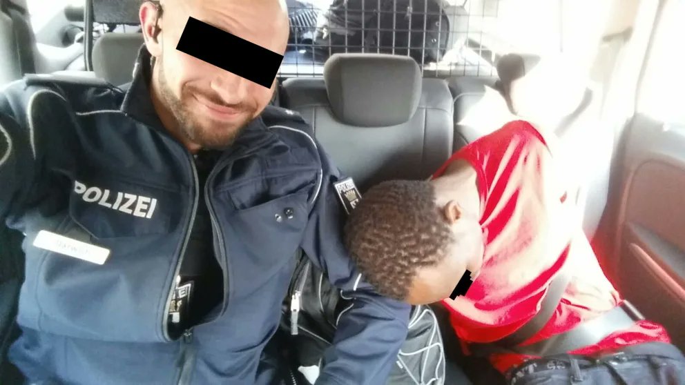 JournalistYaman's tweet photo. İşkenceci polis Ali D.'ye soruşturma açıldı. Almanya'yı başka ülkelerle karıştırma, gözünün yaşına bakılmaz. O üniformayı adama bir daha giydirmezler. Sizin gibiler "Şiddetsiz daha güçlüyüz" mesajını tişörtlerine ancak gösteriş için yazdırırlar. Hukuk önünde hesap verme zamanı. https://t.co/xGqExKXlkQ