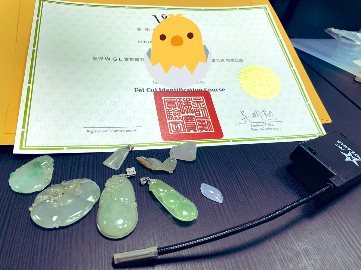 823Happyy's tweet photo. 翡翠鑑定コース修了✨
ランク別のサンプルや偽物など手に取って確認できる貴重な講座でした。翡翠…知れば知るほど買う勇気がなくなってしまった😅地学や元素記号まで登場し、専門用語も多かったので中国語のレベルアップにもなりました。
#翡翠
#feicui
#jade https://t.co/uu1H0x3GNP