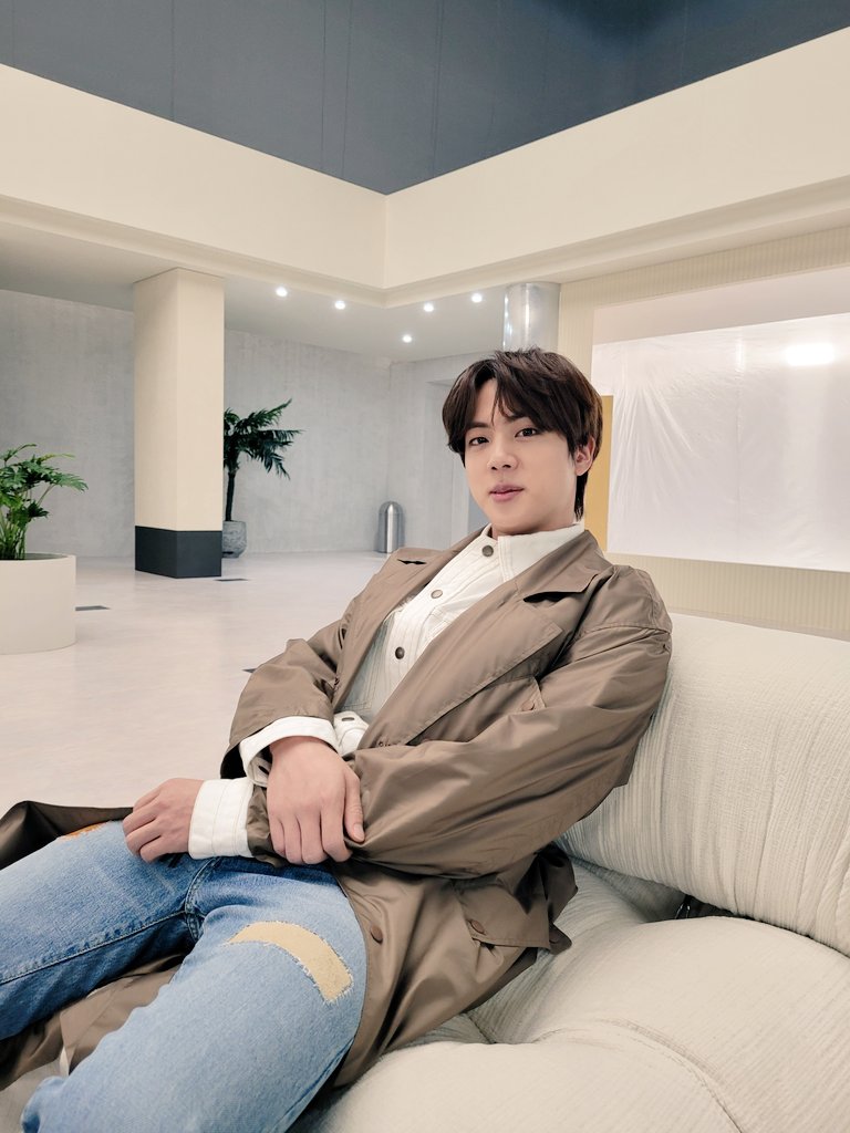 늘 대리 만족을 해주는 얼굴💘❣🧡
#WWH 우리형 생일축하해요 
사랑해 형!!💜건강하자!!💜
#HappyBirthdayJin 
#석진아_30번째_생일축하해 
#HAPPYJINDAY
#호비