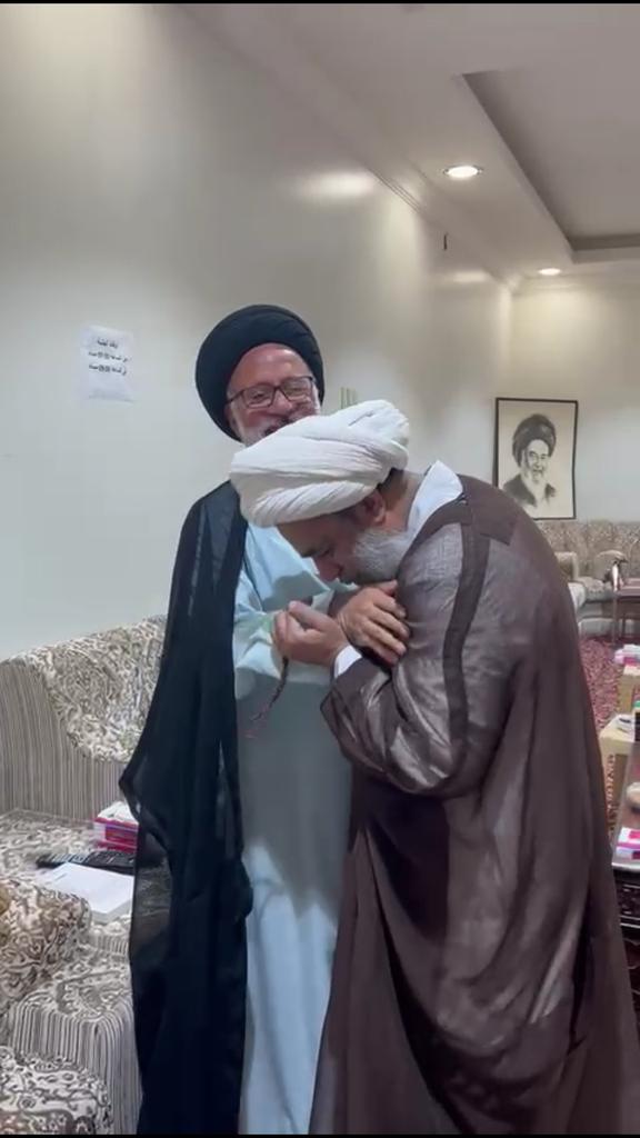 MuhadJaffar's tweet photo. تواضع آية الله الشيخ عبد الكريم الحائري دامت بركاته لذرية النبي صلى الله عليه وآله
يقبل يد يد سماحة السيد طاهر الشميمي حفظه الله https://t.co/Fg0pY7qdET
