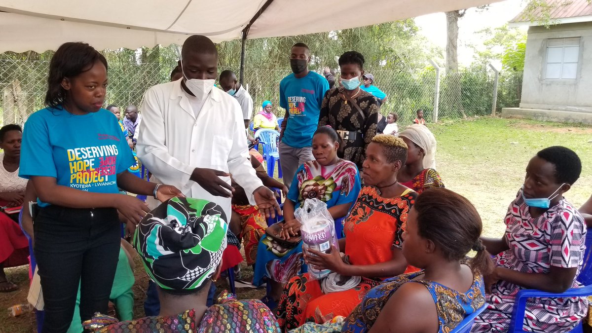 The president and the projects chair hand over mama kits to the expectant mothers,over 50 kits have been donated to support the mothers in this community.
#servingtochangelives